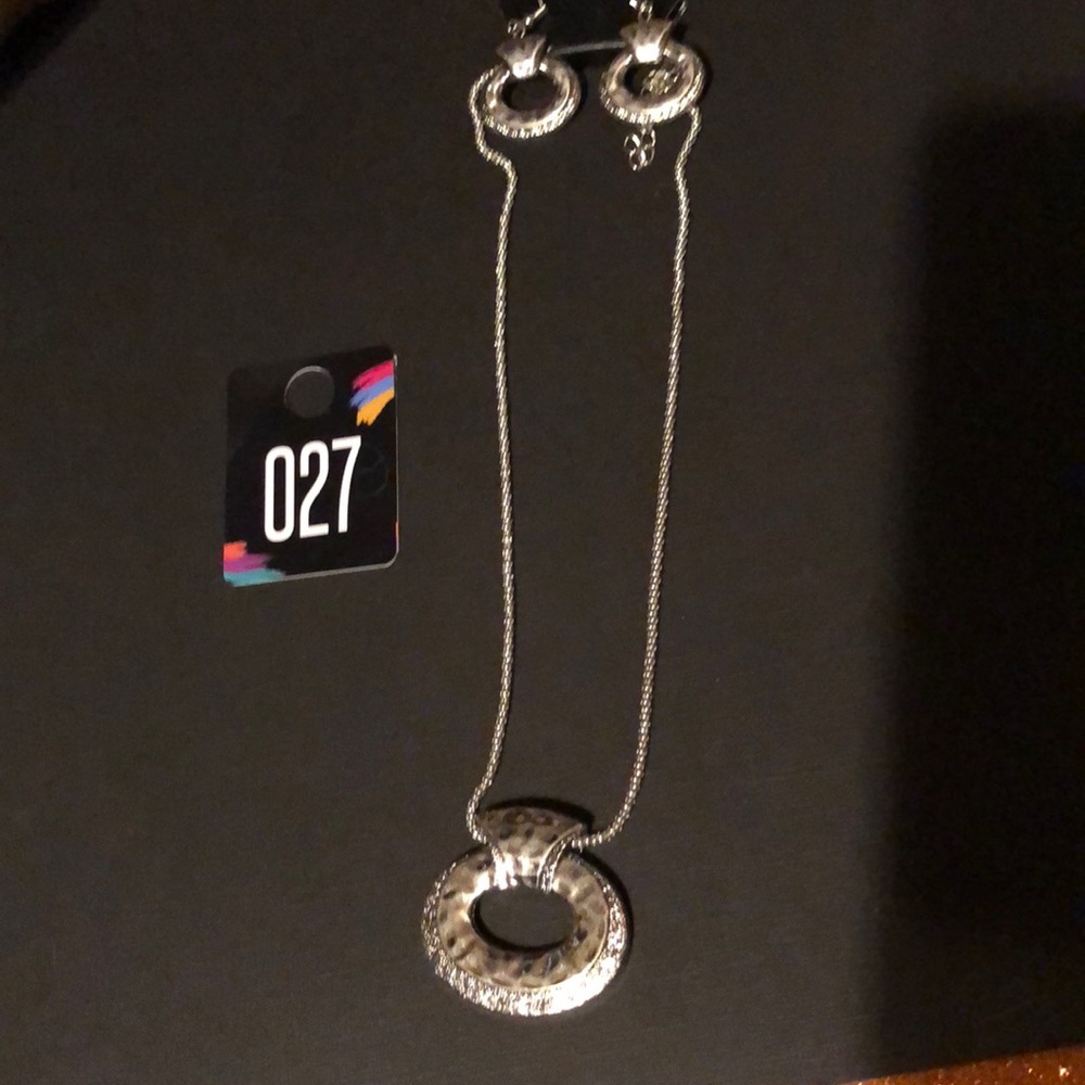 Gorgeous silver necklace w/ pendant